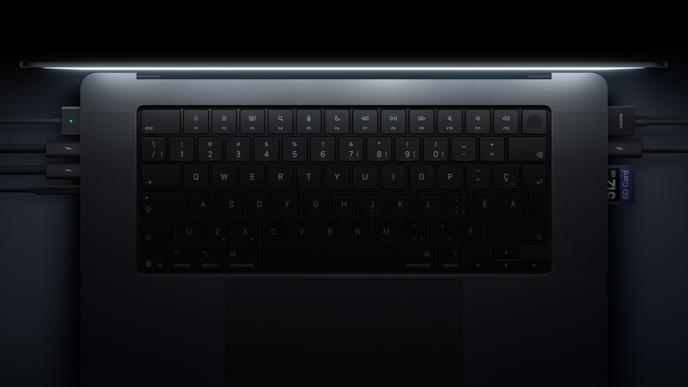 Клавиатура и порты MacBook Pro с PROLED XDR Display