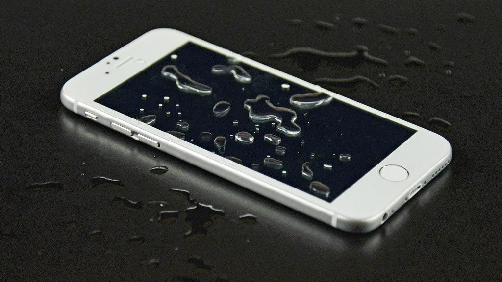 iPhone vs попадание воды, брызг и пыли