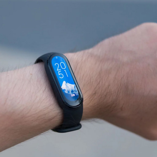 Почти как Apple Watch, но в 10 раз дешевле – браслет Xiaomi Mi Band 6